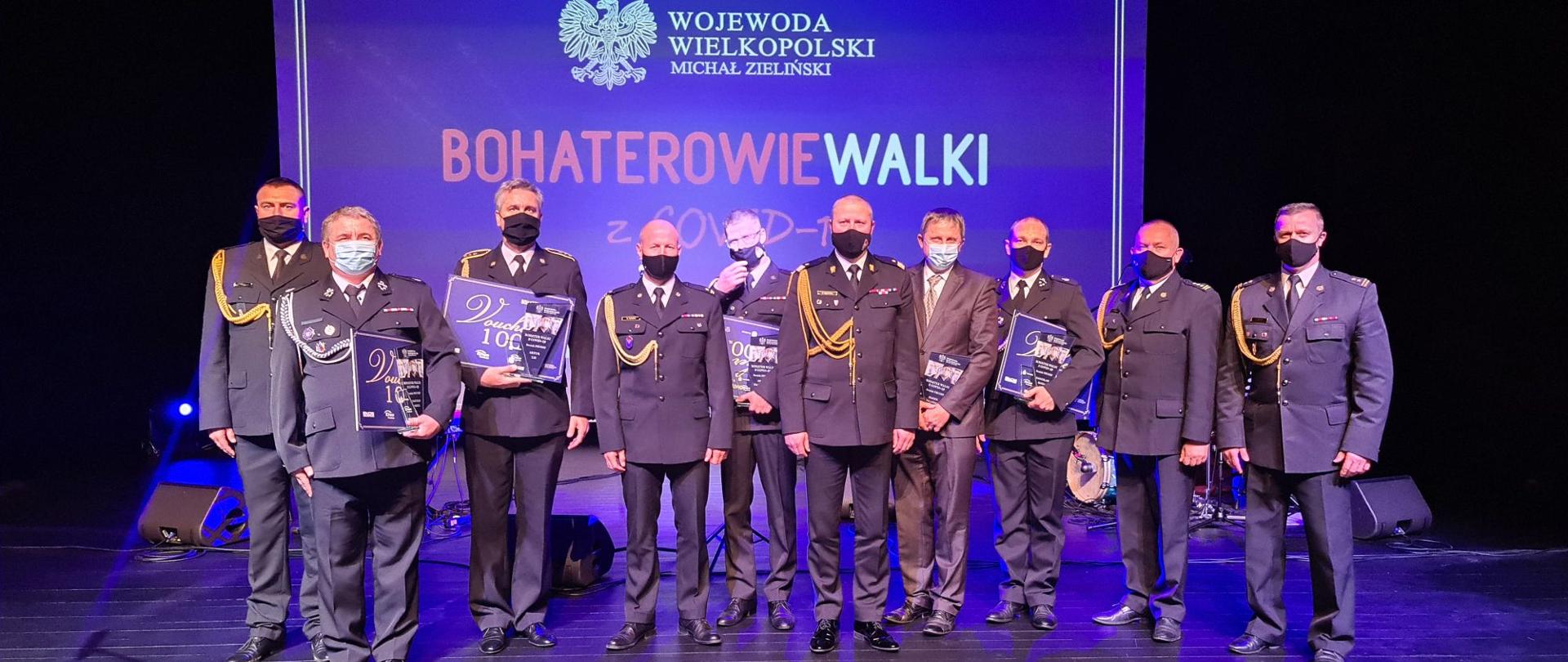 Na zdjęciu strażacy PSP i OSP zwycięzcy gali wraz z Komendantami Powiatowymi i Komendantem Wojewódzkim PSP w Poznaniu