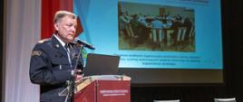 Prezentacja ekspercka w Nyskim Domu Kultury. Za mównicą stoi Opolski Komendant Wojewódzki PSP nadbryg. Paweł Kielar. 