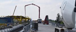 Widok na betonowanie zwornika na lewej nitce mostu nad rzeką San