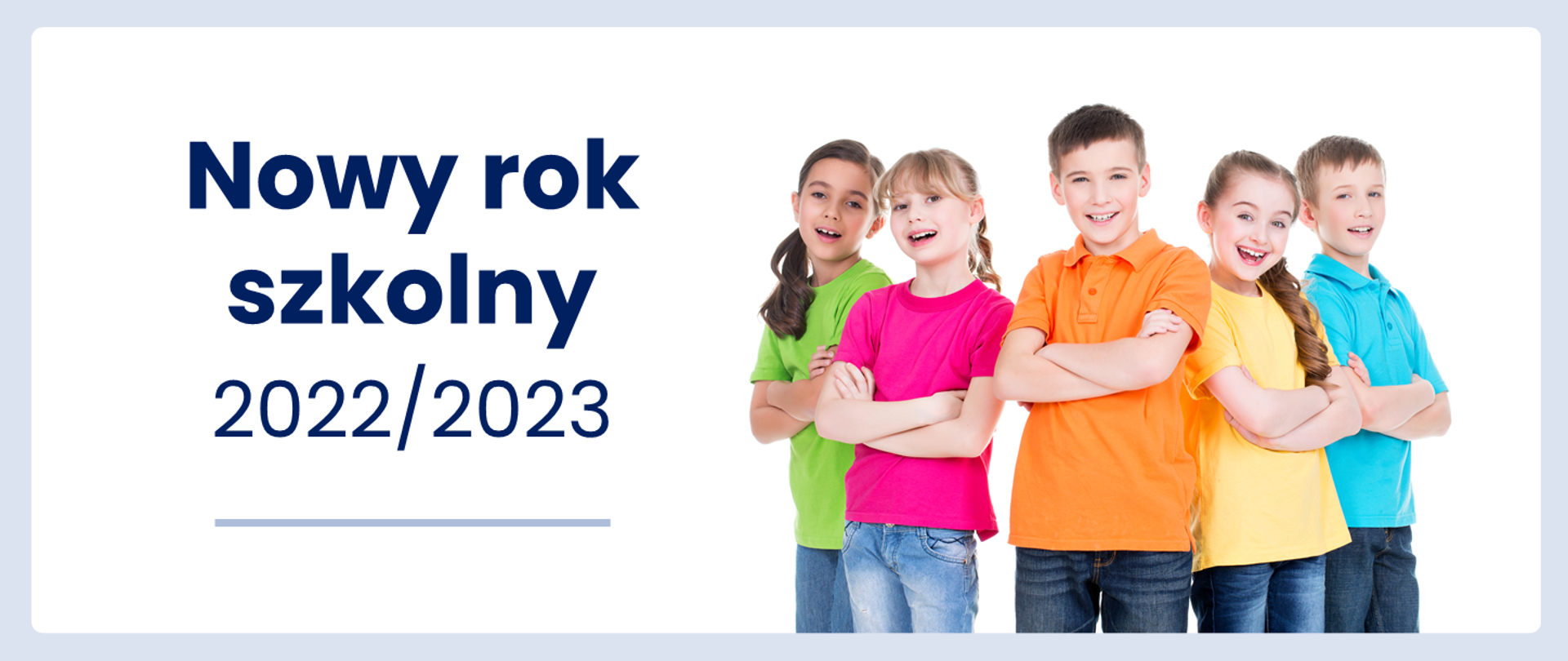Uśmiechnięte dzieci w kolorowych bluzkach obok napis - Nowy rok szkolny 2022/2023