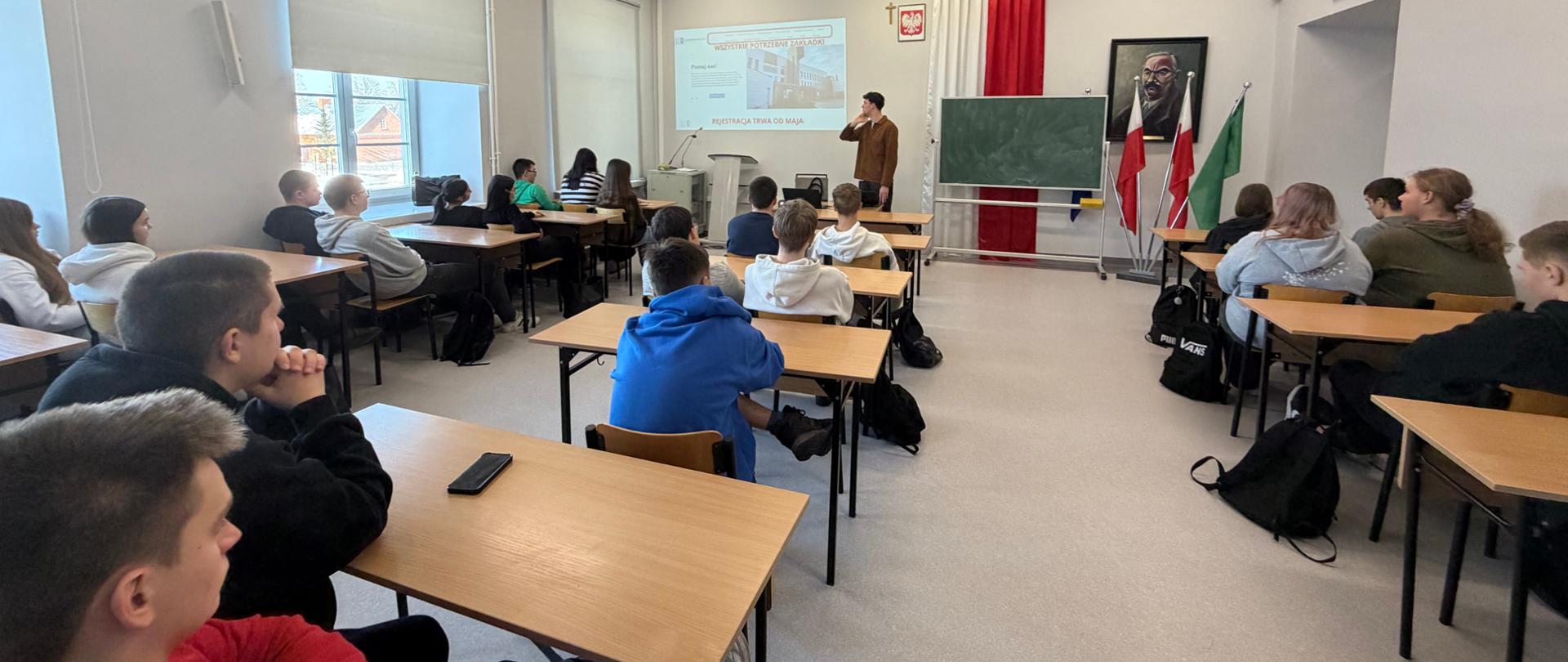 Uczniowie ZSCKR w auli podczas spotkania 