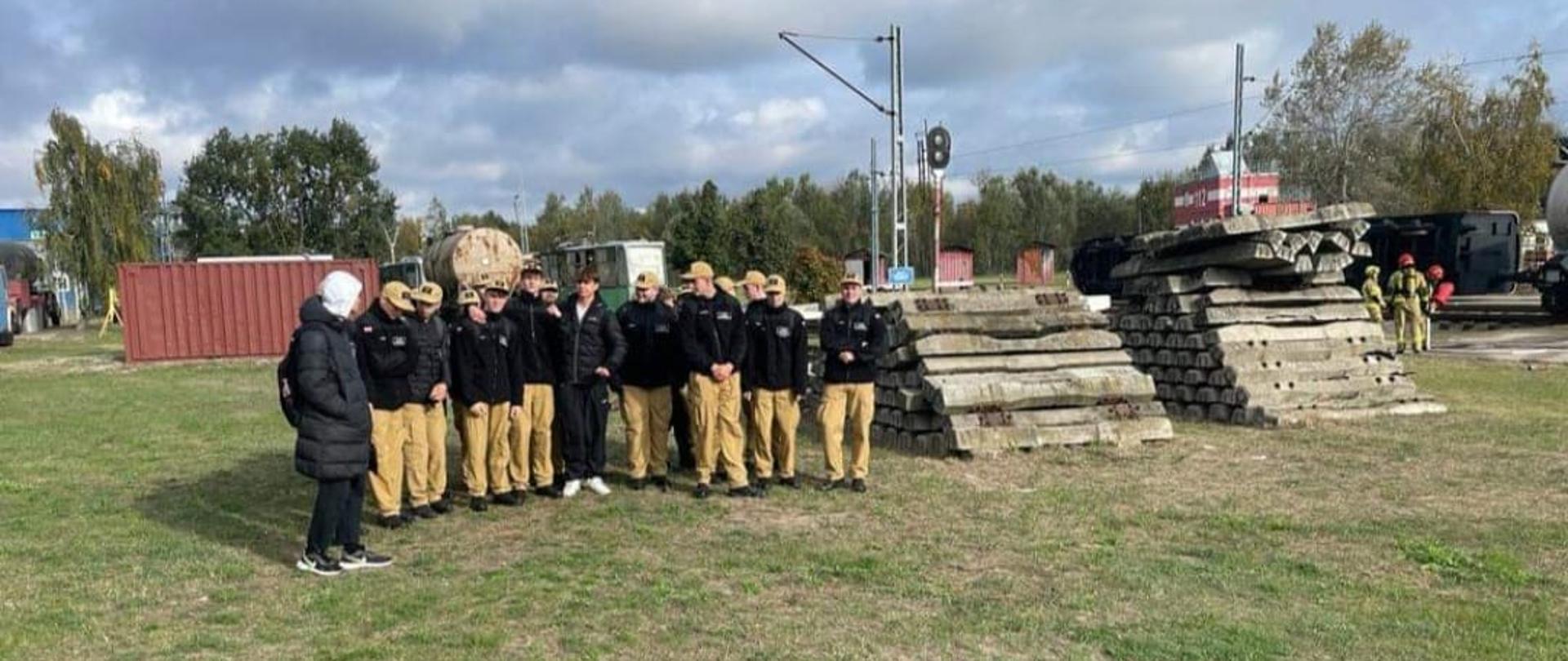 Uczniowie klas strażacko-ratowniczych na poligonie SA PSP w Poznaniu.