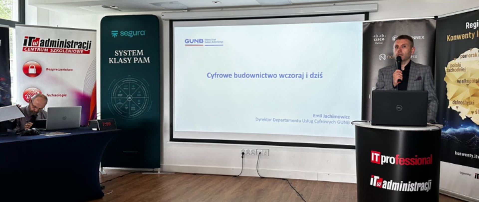 Przedstawiciele Głównego Urzędu Nadzoru Budowlanego podczas Ogólnopolskiego Konwentu Informatyków — wystąpienia prelegentów, prezentacje tematyczne oraz zdjęcia uczestników na tle materiałów promocyjnych wydarzenia.