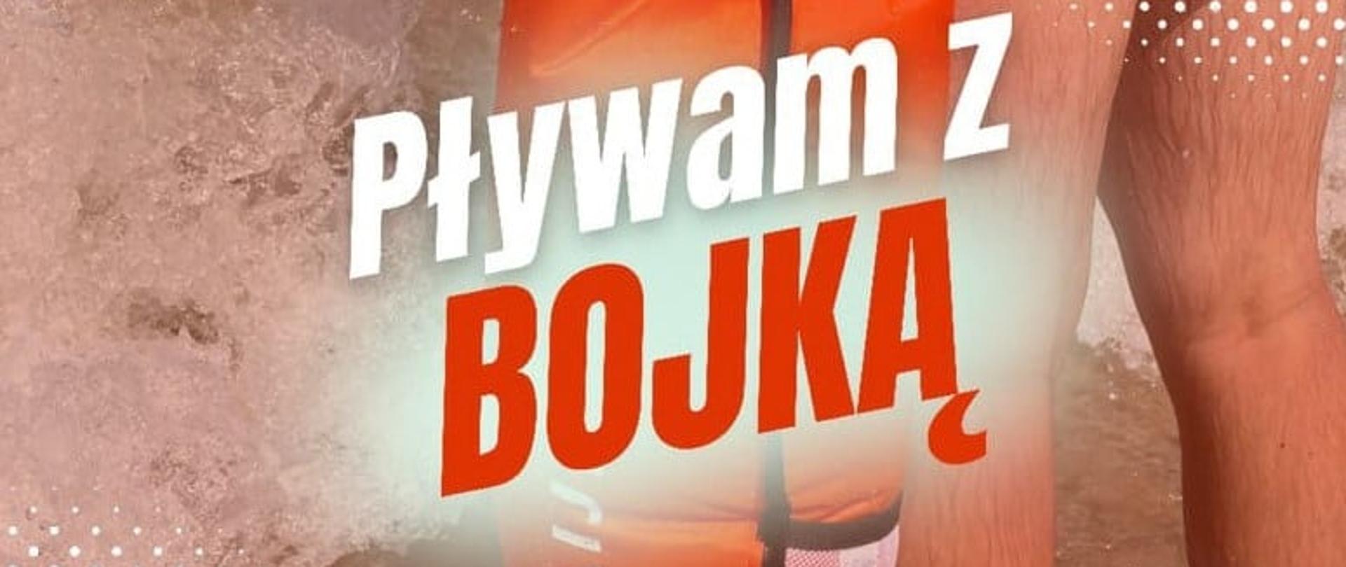 Na zdjęciu widoczne są nogi człowieka stojącego w wodzie. W ręku trzyma on pomarańczową bojkę asekuracyjną. W górnym lewym rogu logotyp Państwowej Straży Pożarnej w prawym dolnym logotyp Miejskiego Ośrodka Wypoczynku i Rekreacji w Grudziądzu.