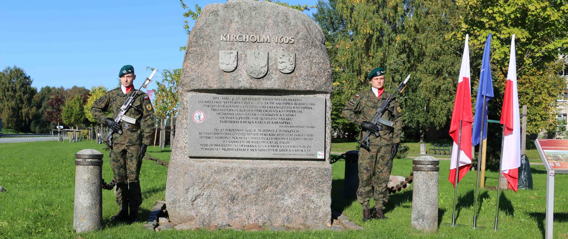 Dwóch polskich żołnierzy pełni wartę honorową pod pomnikiem upamiętniającym bitwę pod Kircholmem w Salaspils na Łotwie