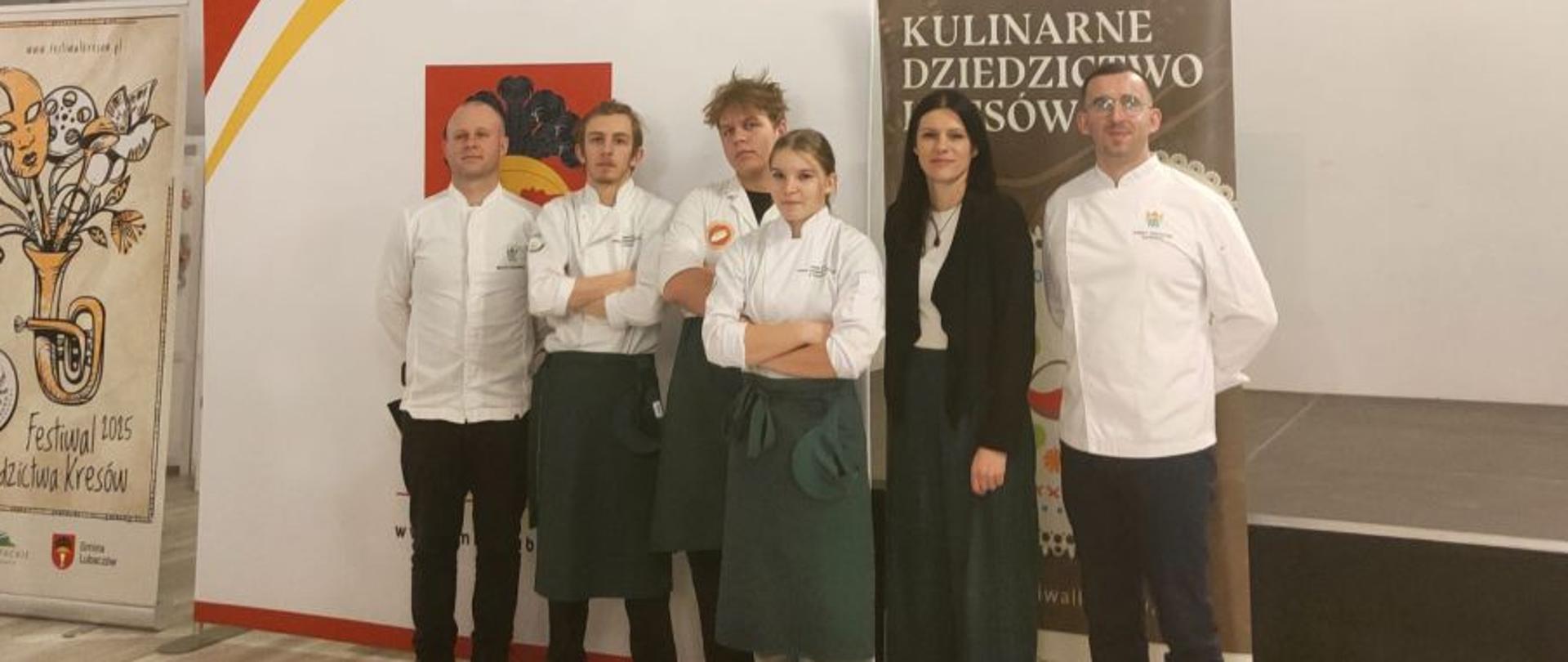 Uczestnicy konkursu wraz z jury oraz opiekunem stoją pod ścianką promocyjną