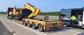 Kontrola ciężarówki przewożącej koparką gąsienicową. Nienormatywny transport odbywał się bez wymaganego zezwolenia. Zestaw zatrzymali na ekspresowej „siódemce”, pod Grójcem, funkcjonariusze mazowieckiej Inspekcji Transportu Drogowego z Radomia.