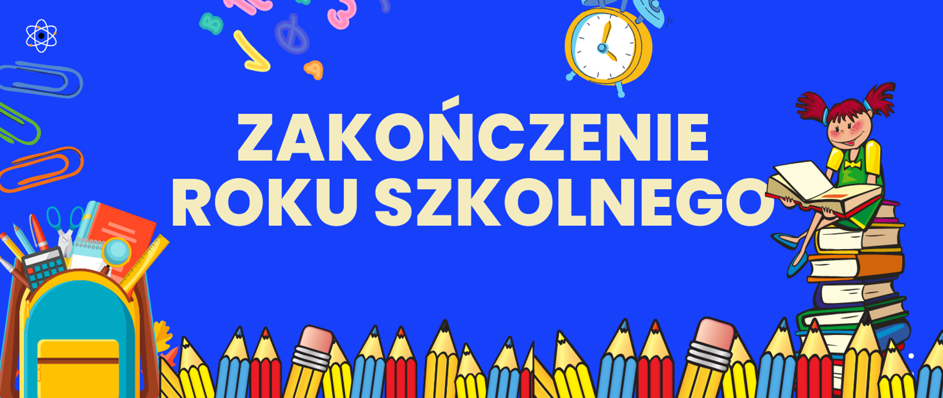 Niebieska grafika z kolorowymi ołówkami na dole strony. Z lewej strony przybory szkolne kolorowe: linijka, zeszyt, kalkulator, spinacze. Z prawej strony stos książek, na którym siedzi uczennica z otwartą książką. U góry budzik.