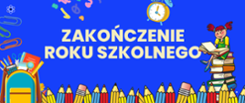 Niebieska grafika z kolorowymi ołówkami na dole strony. Z lewej strony przybory szkolne kolorowe: linijka, zeszyt, kalkulator, spinacze. Z prawej strony stos książek, na którym siedzi uczennica z otwartą książką. U góry budzik.