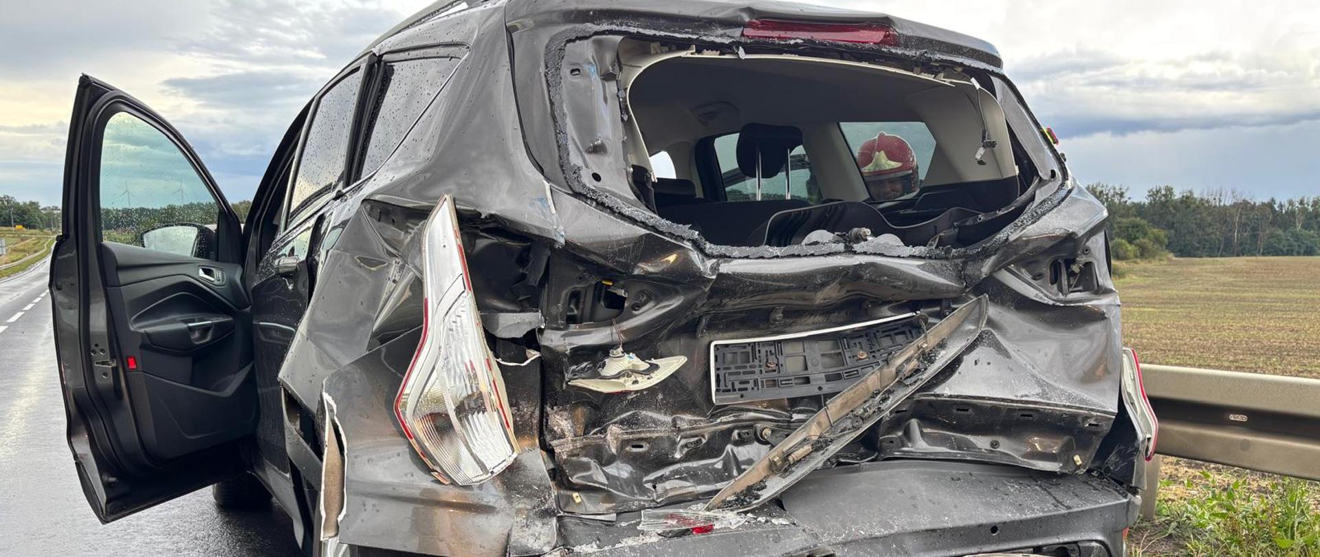 Wypadek ciężarówki i czterech pojazdów osobowych.