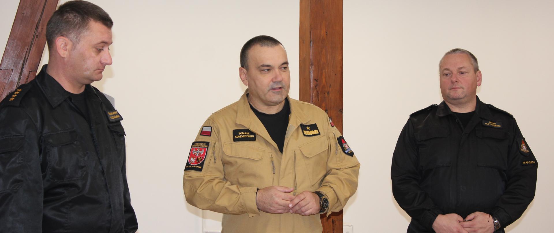 Komendant Wojewódzki PSP przedstawia rzecznika prasowego.