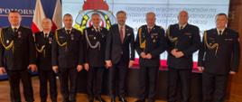 Zdjęcie przedstawia awansowanych i odznaczonych w asyście Posła na Sejm Rzeczypospolitej Polskiej Zbigniewa Boguckiego, Zachodniopomorskiego Komendanta Wojewódzkiego Państwowej Straży Pożarnej nadbrygadiera Jarosława Tomczyka oraz Komendanta Powiatowego PSP w wałczu st. bryg. dariusza Lubianiec