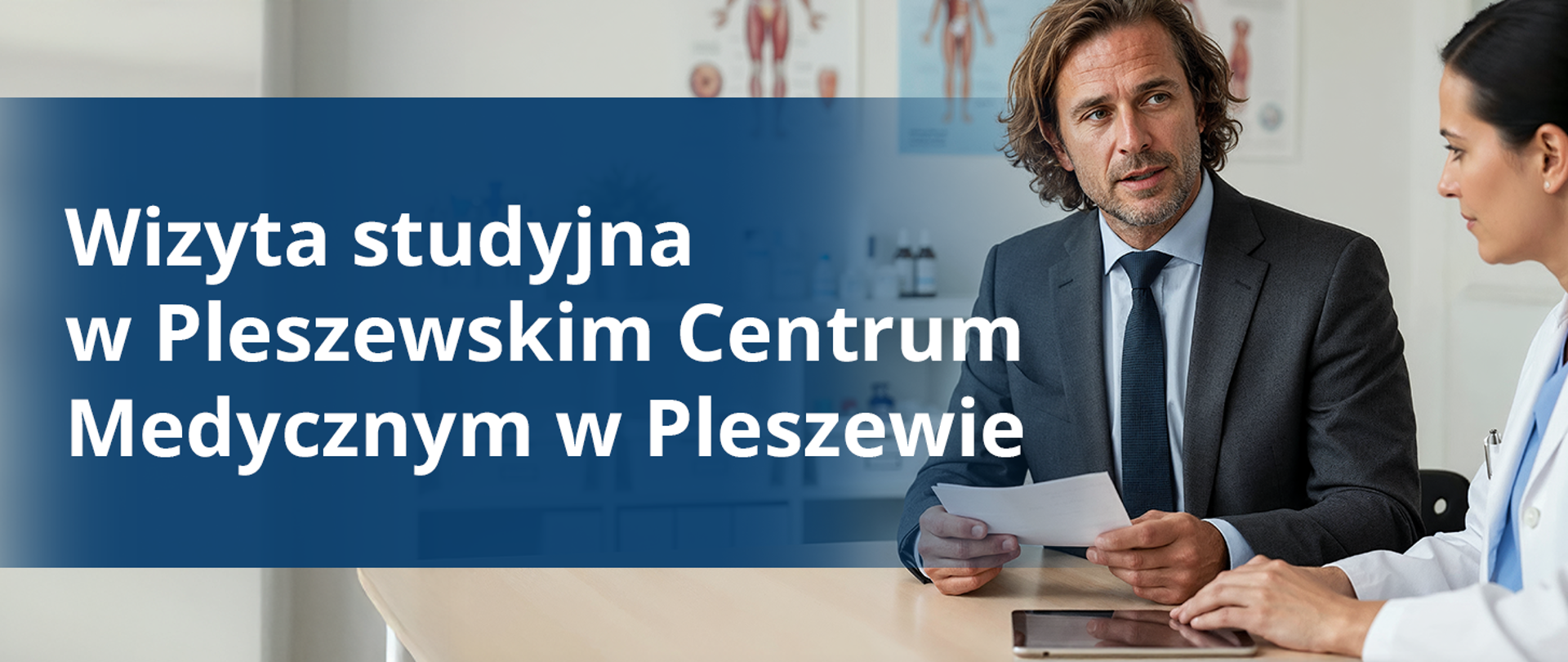 Osoby siedzące przy stole w sali rozmów, trzymające dokumenty. Na zdjęciu widoczny napis: „Wizyta studyjna w Pleszewskim Centrum Medycznym w Pleszewie”.