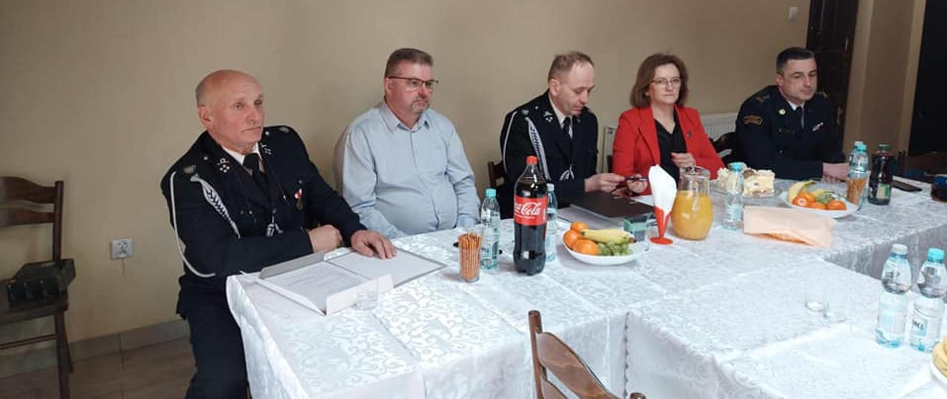 Druchowie oraz zaproszeni goście przy stole 