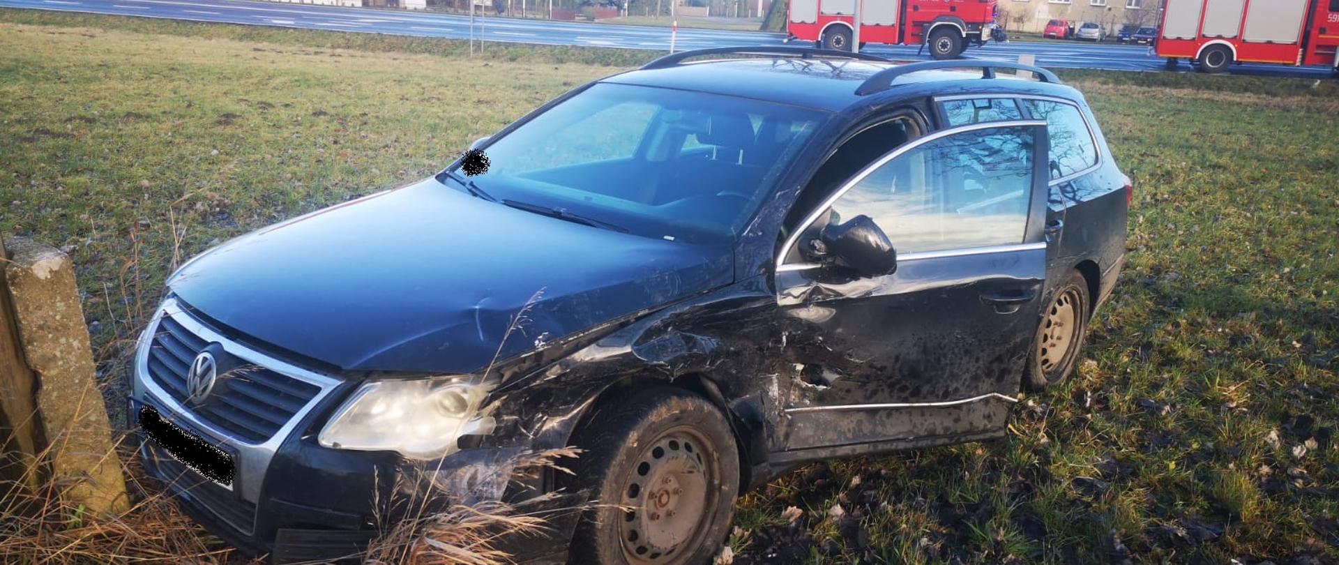 Widać uszkodzony lewy bok samochodu VW
