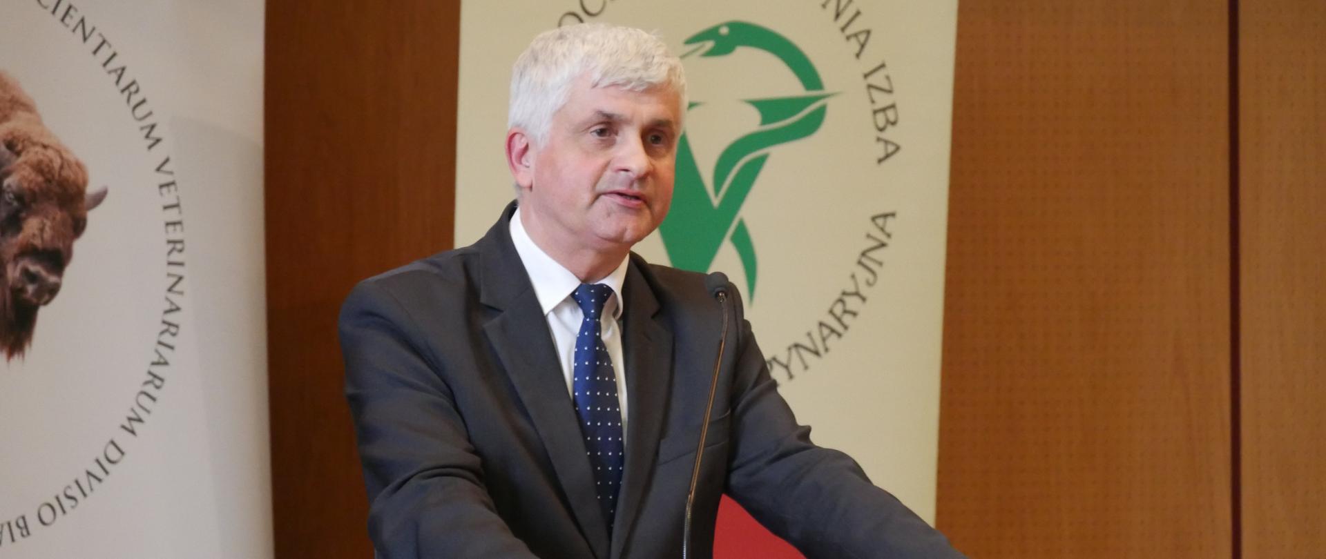 Wojewoda podlaski wziął udział w czwartkowym jubileuszu 100-lecia Służby Weterynaryjnej. Uroczystość w Podlaskim Urzędzie Wojewódzkim była także okazją do wręczenia odznaczeń państwowych. 