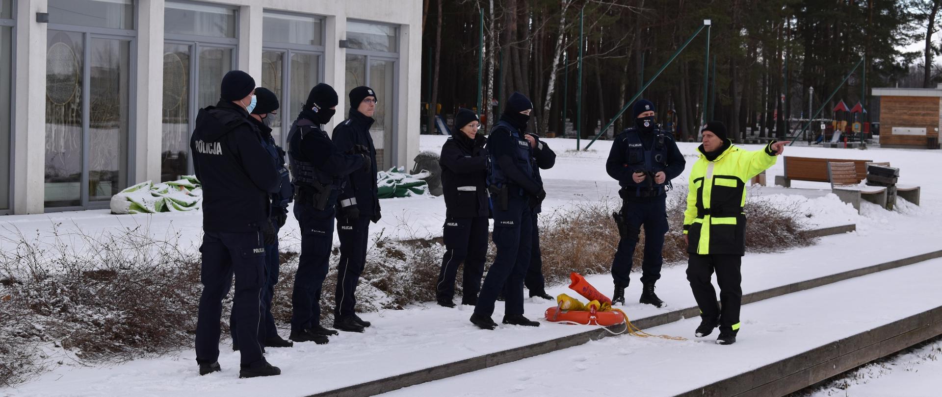 Zdjęcie przedstawia funkcjonariuszy Policji podczas szkolenia z ratownictwa lodowego 