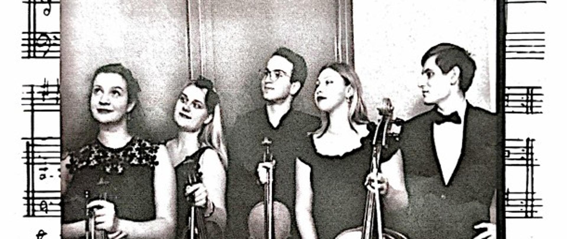 Plakat biało-czarny. Środkowa część plakatu to pięciolinia z nutami a na niej biało-czarne zdjęcie kwintetu. W składzie kwintetu wchodzą dwie skrzypaczki, jedna altowiolistka, jedna wiolonczelistka oraz jeden pianista. Wszyscy stoją obok siebie, Panie trzymając w dłoniach swoje instrumenty i spoglądają w lewą stronę. Górna cześć plakatu to nazwa koncertu BRAHMS. W dolnej części plakatu w ramce z jednym kwiatkiem w lewym górnym rogu następujące informacje: data- 10 kwietnia 2024 r. godz. 19.00, miejsce-Sala koncertowa Państwowej Szkoły Muzycznej I i II st. im. Fryderyka Chopina w Nowym Targu. Program: J. Brahms - Kwintet fortepianowy f-moll op. 34