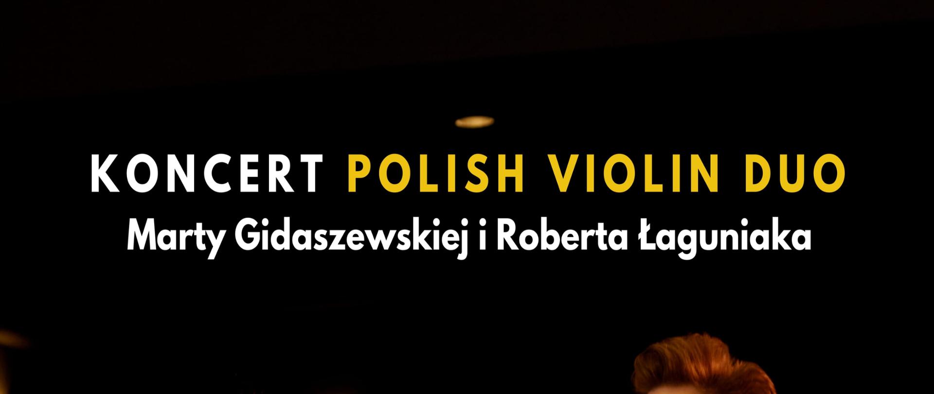 Członkowie zespołu Polish Violin Duo stojący pomiędzy czerwonymi fotelami, rzędami widowni. Każde z nich trzyma w rękach parę skrzypiec. Ich wzrok skierowany jest w lewą stronę. W dolnej części plakatu znajduje się logo Ministerstwa Kultury i Dziedzictwa Narodowego oraz logo Szkoły Muzycznej w Świebodzinie
