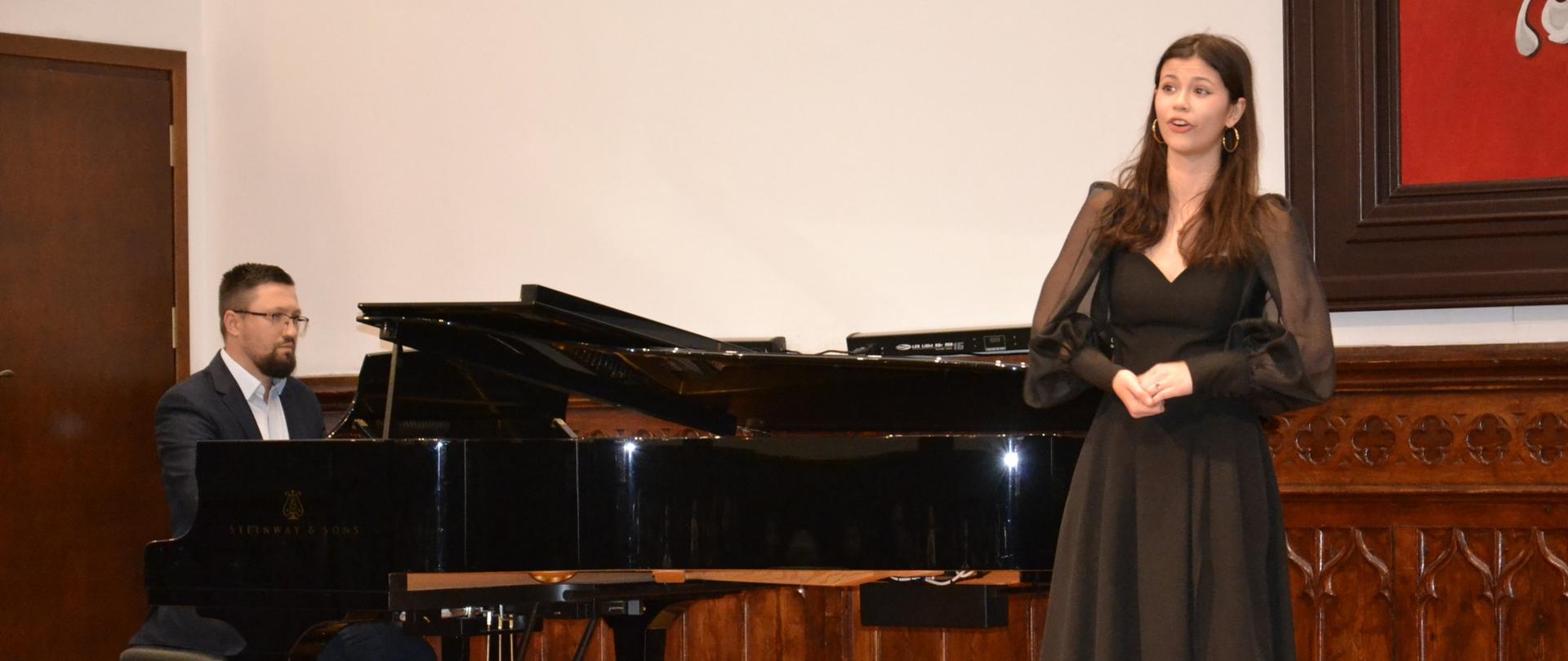 Julia Krzemień i Sławomir Kusek podczas recitalu w sali królewskiej PSM Mielec