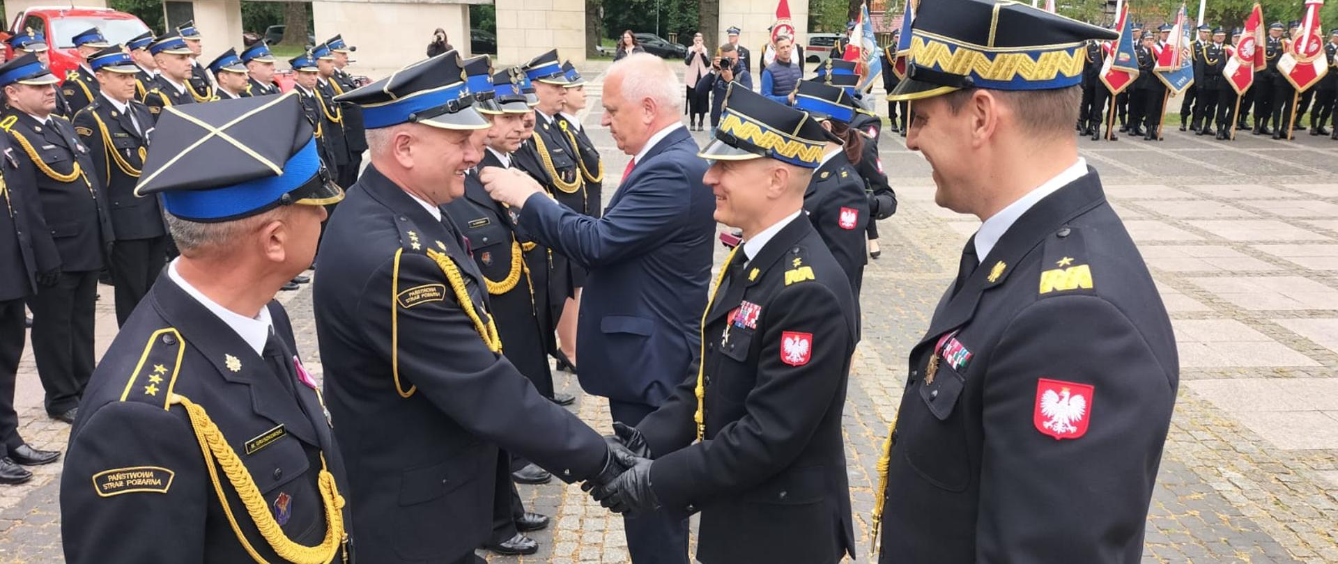 Komendant główny PSP wręcza medale funkcjonariuszom PSP 