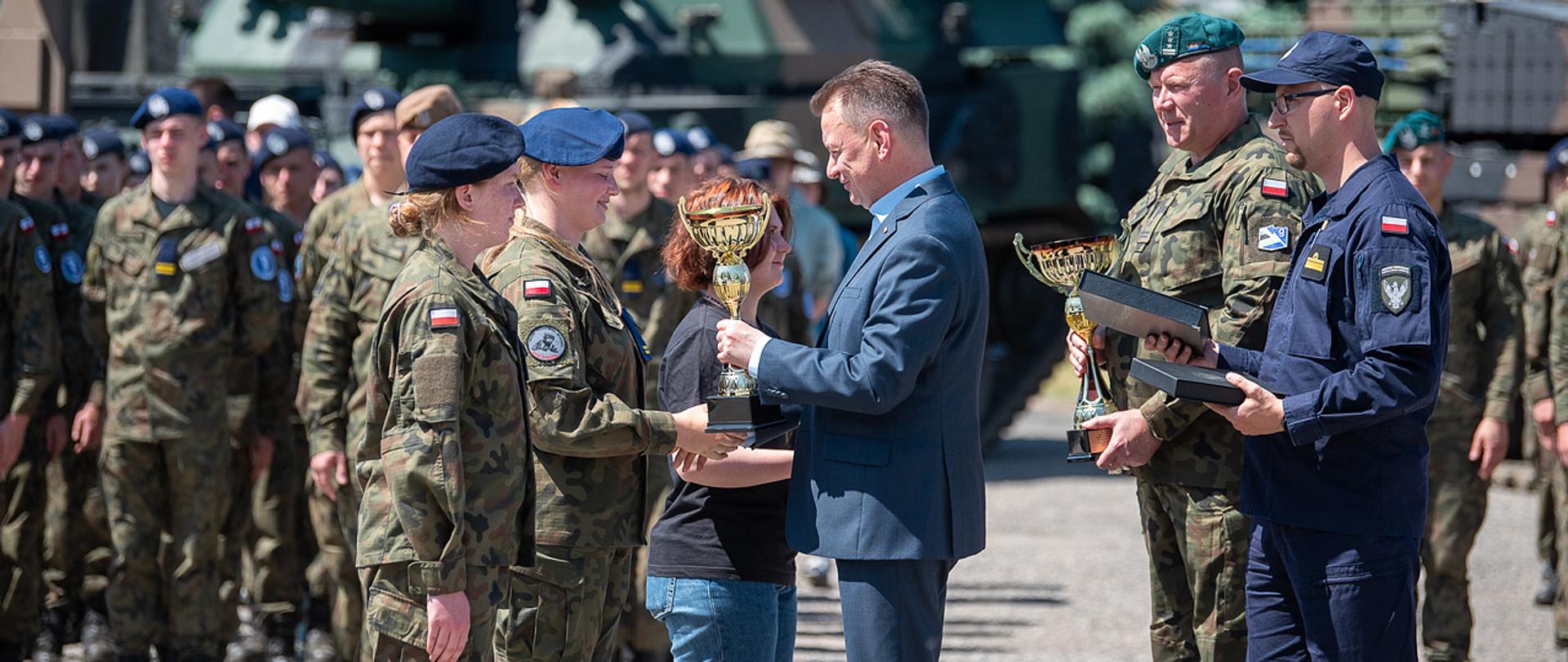 1 czerwca 2023 r. w Białobrzegach, Mariusz Błaszczak, wicepremier-minister obrony narodowej spotkał się z uczniami uczestniczącymi w zlocie szkół kultywujących tradycje powstańców styczniowych. Fot. Maciej Nędzyński/CO MON
