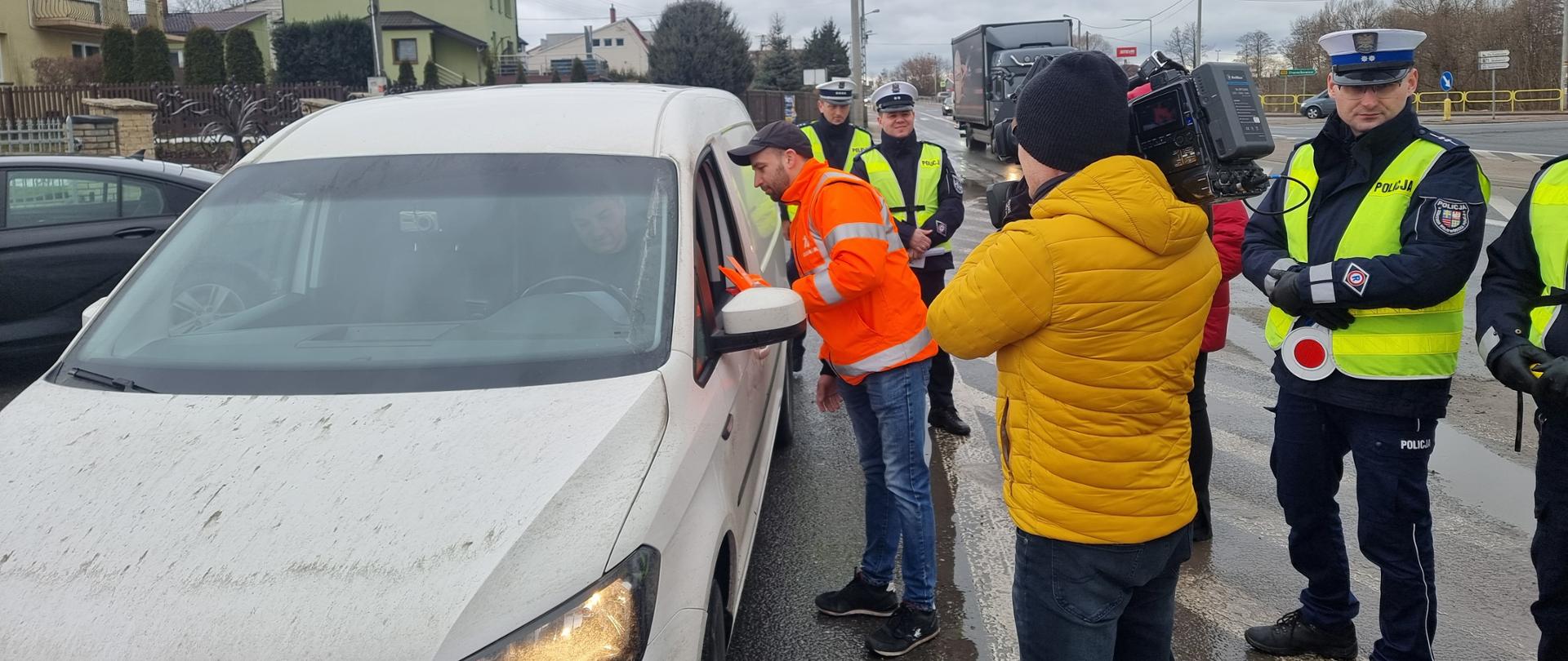 Drogocenna Krew - walentynkowy punkt kontroli - policjanci, drogowcy przy zatrzymanym samochodzie 