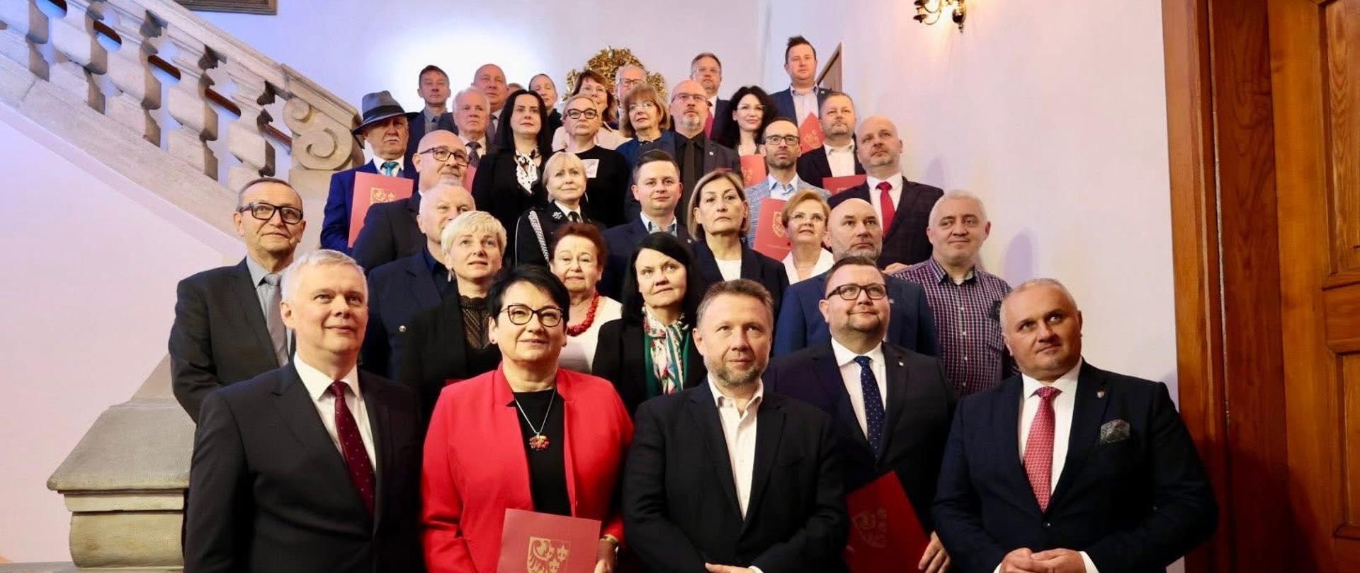 W Nysie powołano Komitet ds. wsparcia odbudowy szpitala, który będzie koordynował i wspierał działania na rzecz przywrócenia pełnej funkcjonalności placówki zniszczonej podczas wrześniowej powodzi. Komitet zadba o sprawną realizację inwestycji oraz skuteczną współpracę instytucjonalną.