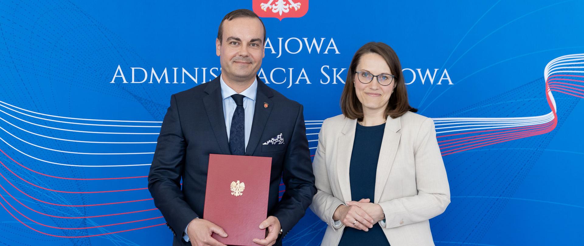 Minister finansów Magdalena Rzeczkowska i szef KAS Bartosz Zbaraszczuk