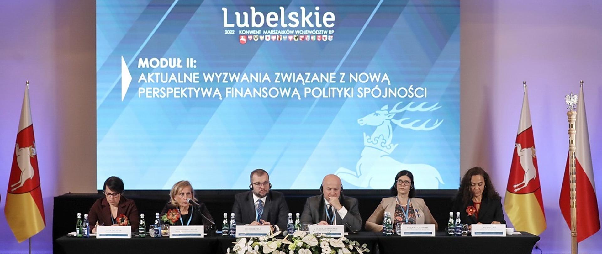 Minister funduszy i polityki regionalnej Grzegorz Puda podczas spotkania z Konwentem Marszałków Województw RP, minister Puda siedzi za stołem prezydialnym 