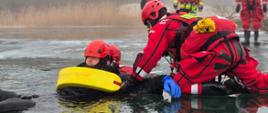 Strażacy ćwiczą wyciąganie osób pod którymi załamał się lód