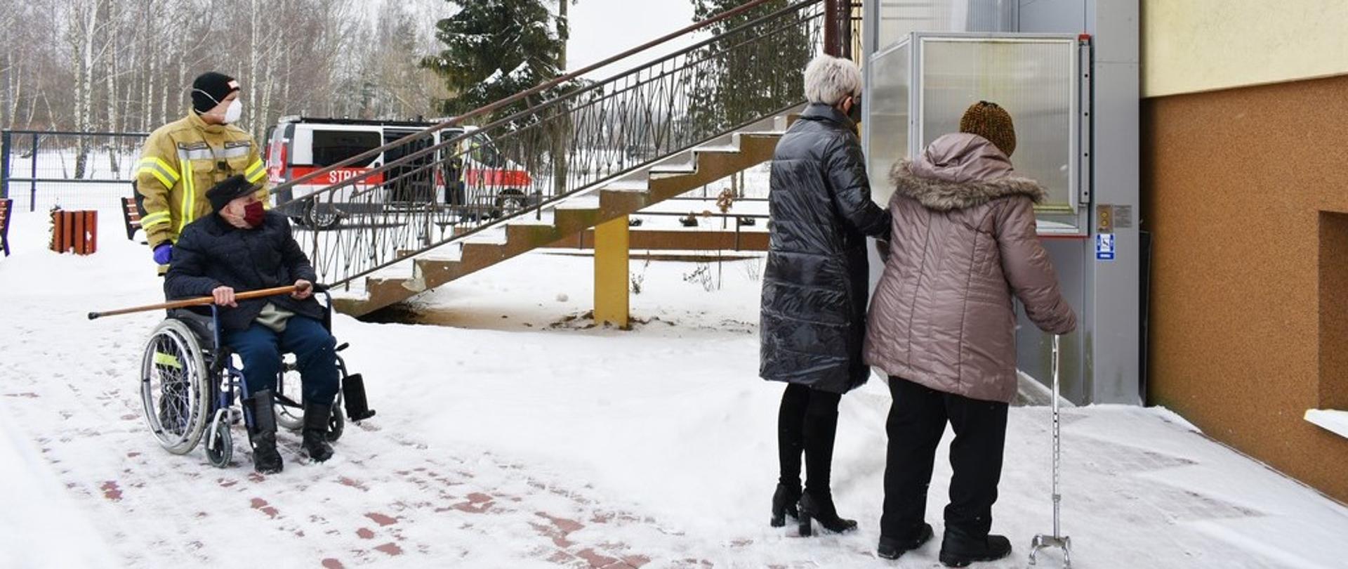 OSP Zychorzyn podczas dowożenia seniorów do punktu szczepień