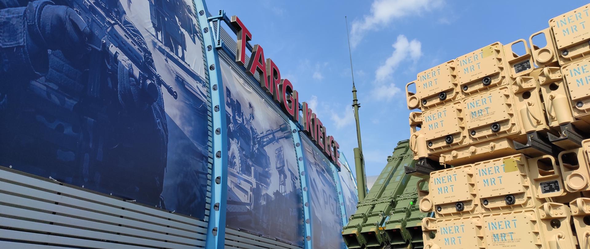 Widok na budynek Targi Kielce, po prawo widoczny sprzęt wojskowy