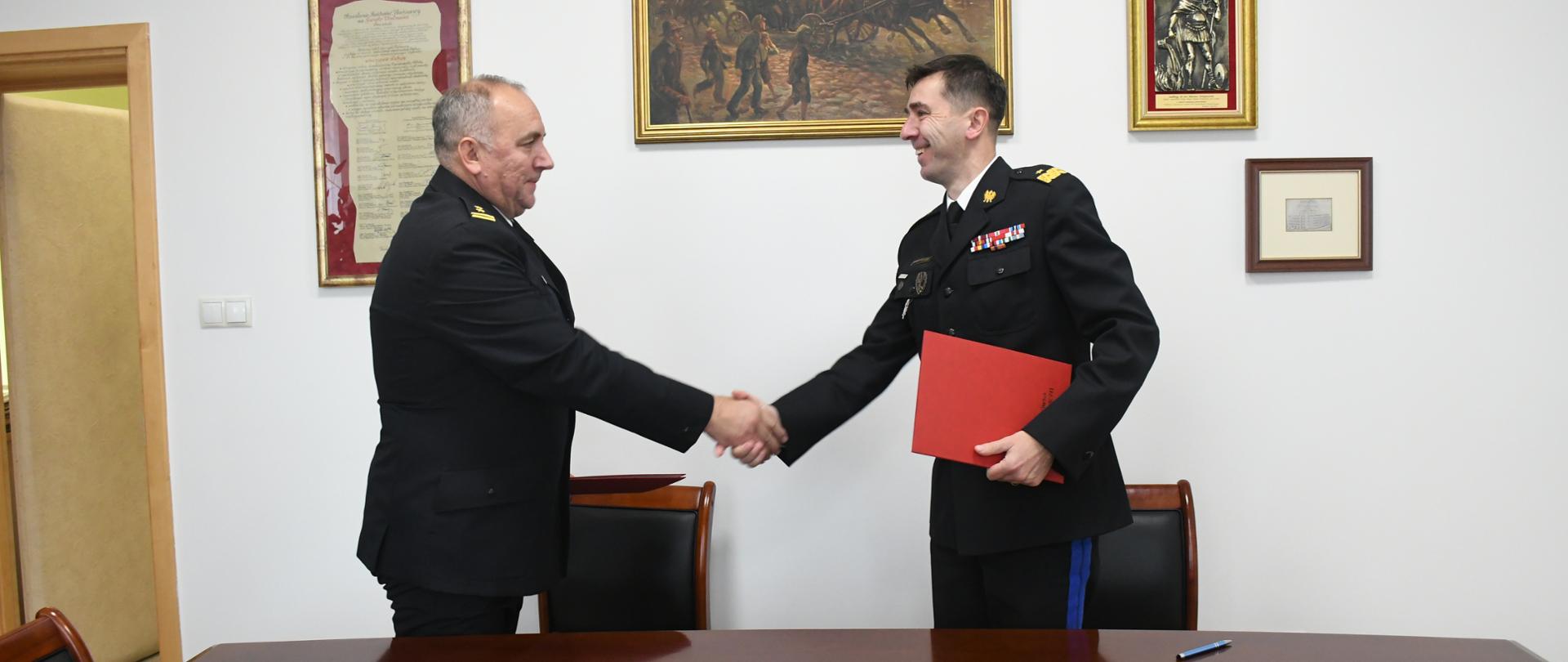 Zastępca Komendanta Miejskiego Państwowej Straży Pożarnej miasta stołecznego Warszawy brygadier Roman Krzywiec podaje dłoń Rektorowi Komendantowi Szkoły Głównej Służby Pożarniczej nadbrygadierowi Mariuszowi Feltynowskiemi