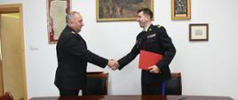 Zastępca Komendanta Miejskiego Państwowej Straży Pożarnej miasta stołecznego Warszawy brygadier Roman Krzywiec podaje dłoń Rektorowi Komendantowi Szkoły Głównej Służby Pożarniczej nadbrygadierowi Mariuszowi Feltynowskiemi