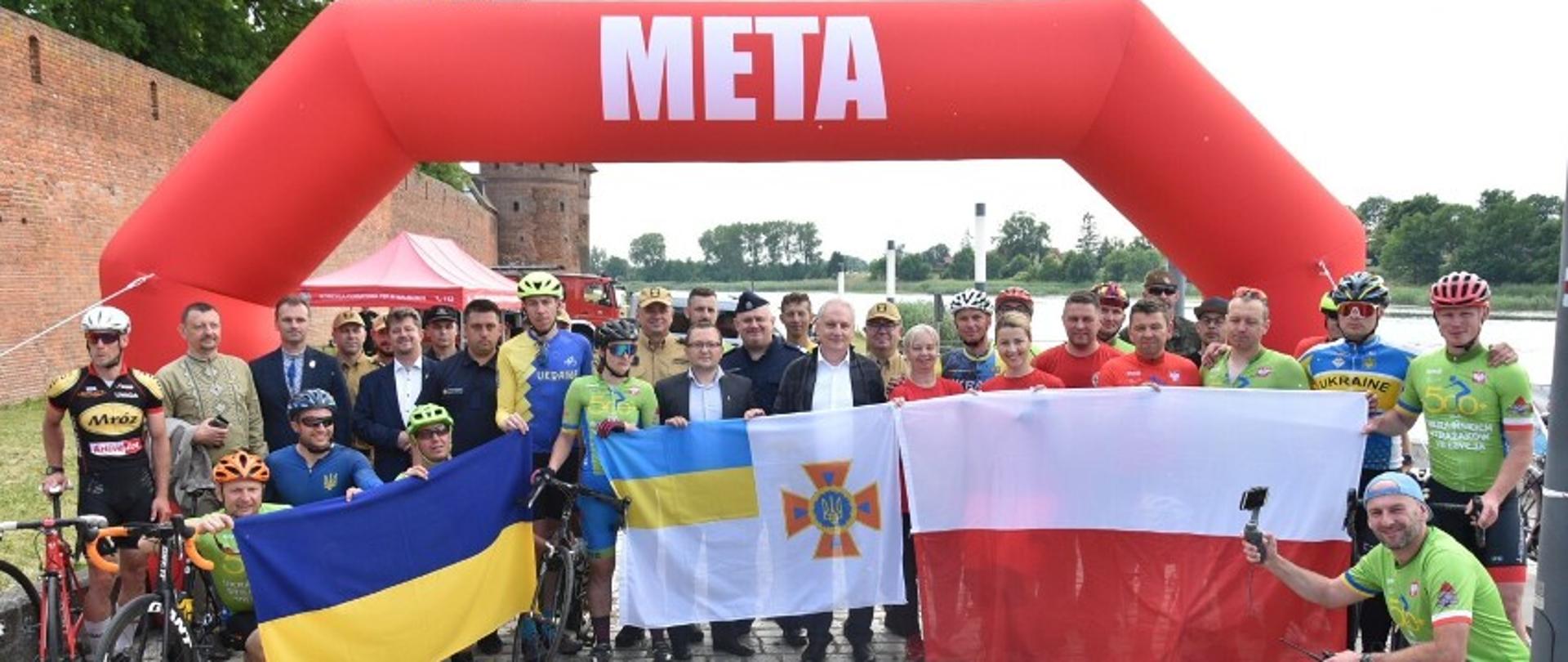 Zdjęcie grupowe na mecie ultramaratonu