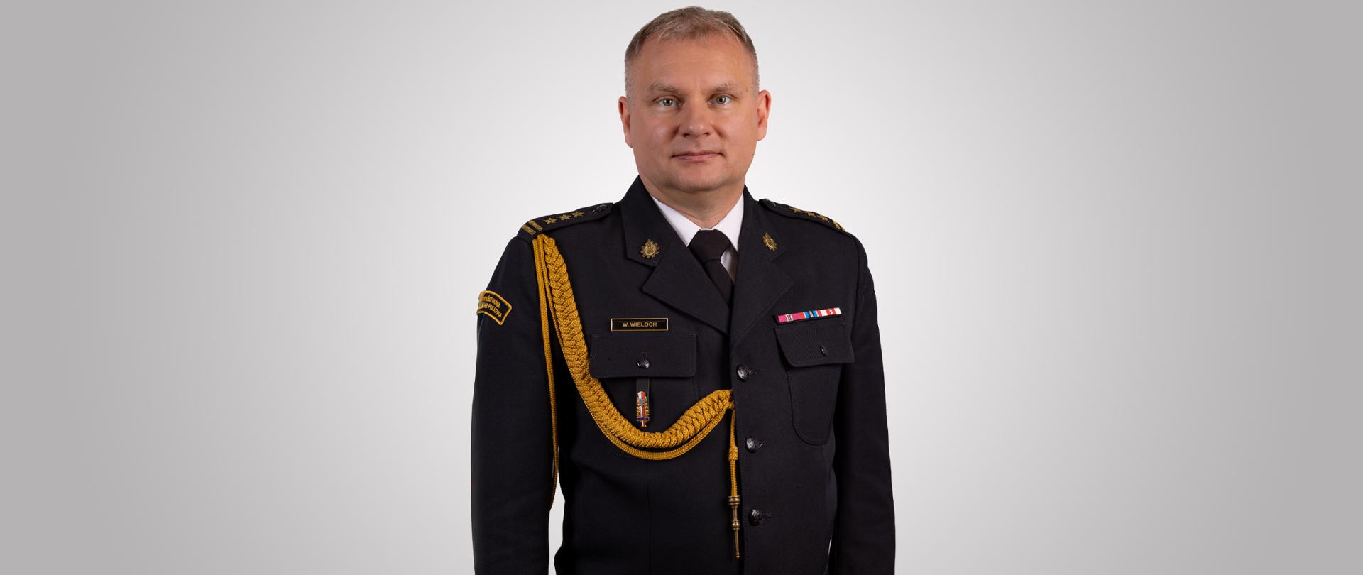 zdjęcie przedstawia starszego brygadiera Wojciecha Wielocha Zastępcę Łódzkiego Komendanta Wojewódzkiego PSP w Łodzi w mundurze wyjściowym. Zdjęcie portretowe.