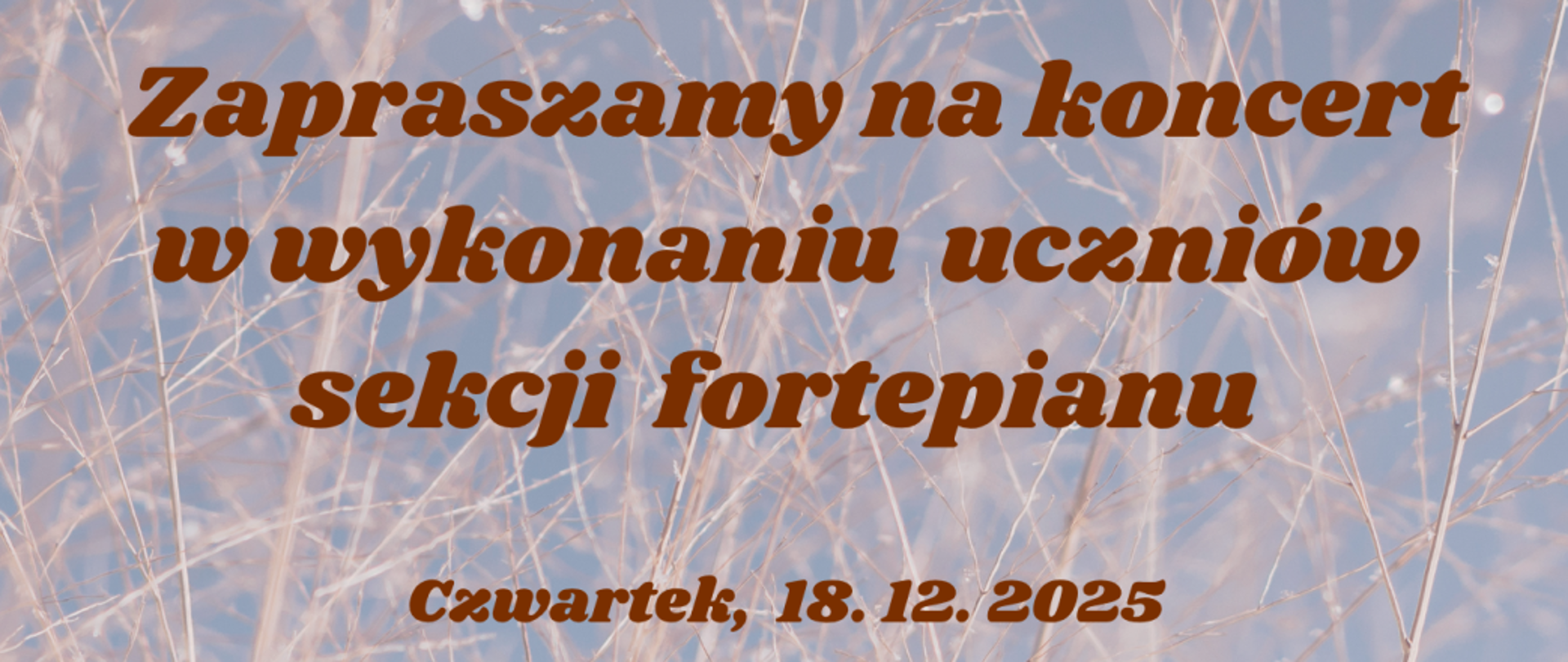 Baner na koncert w wykonaniu sekcji uczniów sekcji fortepianu, beżowe tło, brązowe litery, data - czwartek 18.12.2025