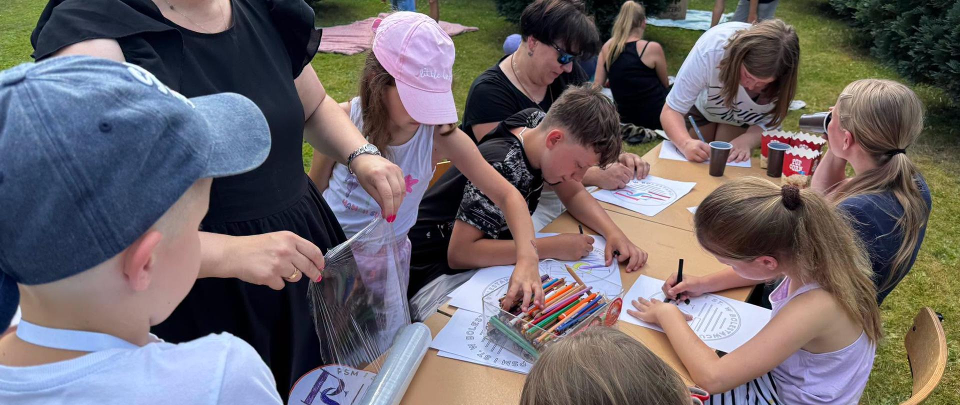 Zdjęcie przedstawiające uczestników pikniku rodzinnego, który odbył się 25 czerwca 2026 roku na podwórku szkoły.