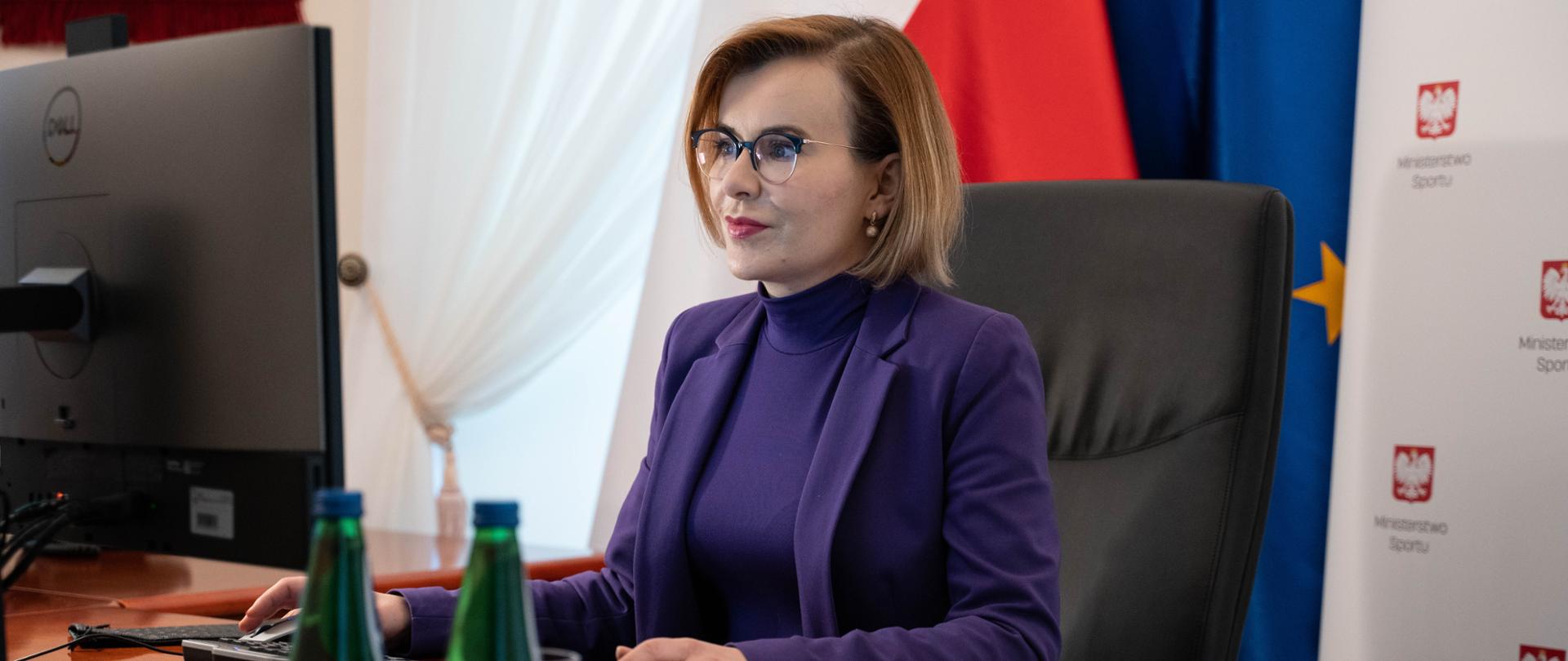 Pani Minister Anna Krupka podczas spotkania "online" z Trenerami Sportu Olimpijskiego i Paraolimpijskiego.