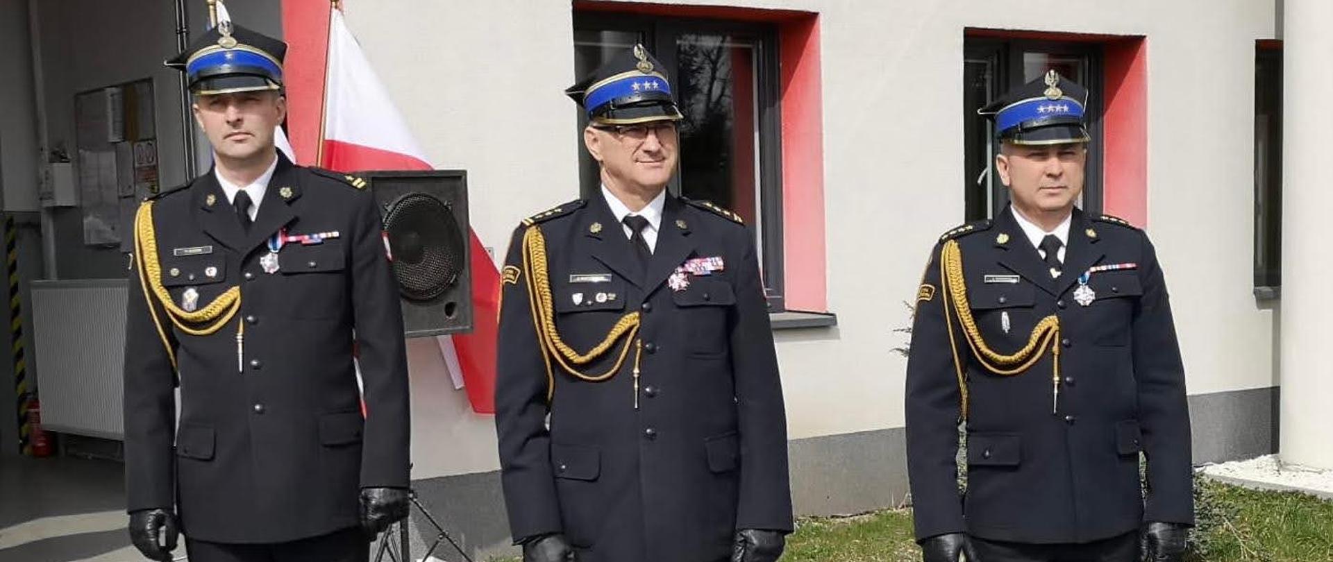 Na zdjęciu przed budynkiem Komendy Powiatowej PSP w Chełmnie znajdują się st. bryg. Jacek Kaczmarek - Kujawsko-Pomorski Komendant Wojewódzki PSP w Toruniu, mł. bryg. Tomasz Guzek - Komendant Powiatowy PSP w Chełmnie oraz st. kpt. Artur Tokarczyk - Zastępca Komendanta Powiatowego PSP w Chełmnie 