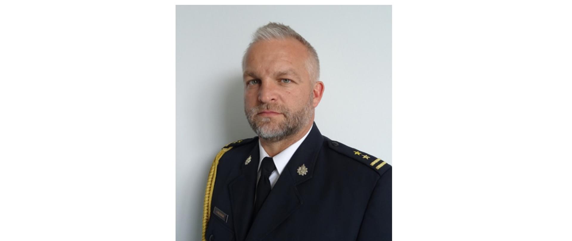 Zdjęcie przedstawia popiersie zastępcy komendanta powiatowego w Lipnie w mundurze wyjściowym.