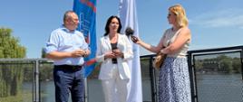 Briefing prasowy Marcina Jarzyńskiego - Zastępcy Prezesa Wód Polskich oraz Hanny Jażdżyk - Członka Zarządu PKP IC podczas pikniku edukacyjnego „Rozpoczęcie wakacji nad Kanałem Augustowskim” na Błoniach rzeki Netty w Augustowie
