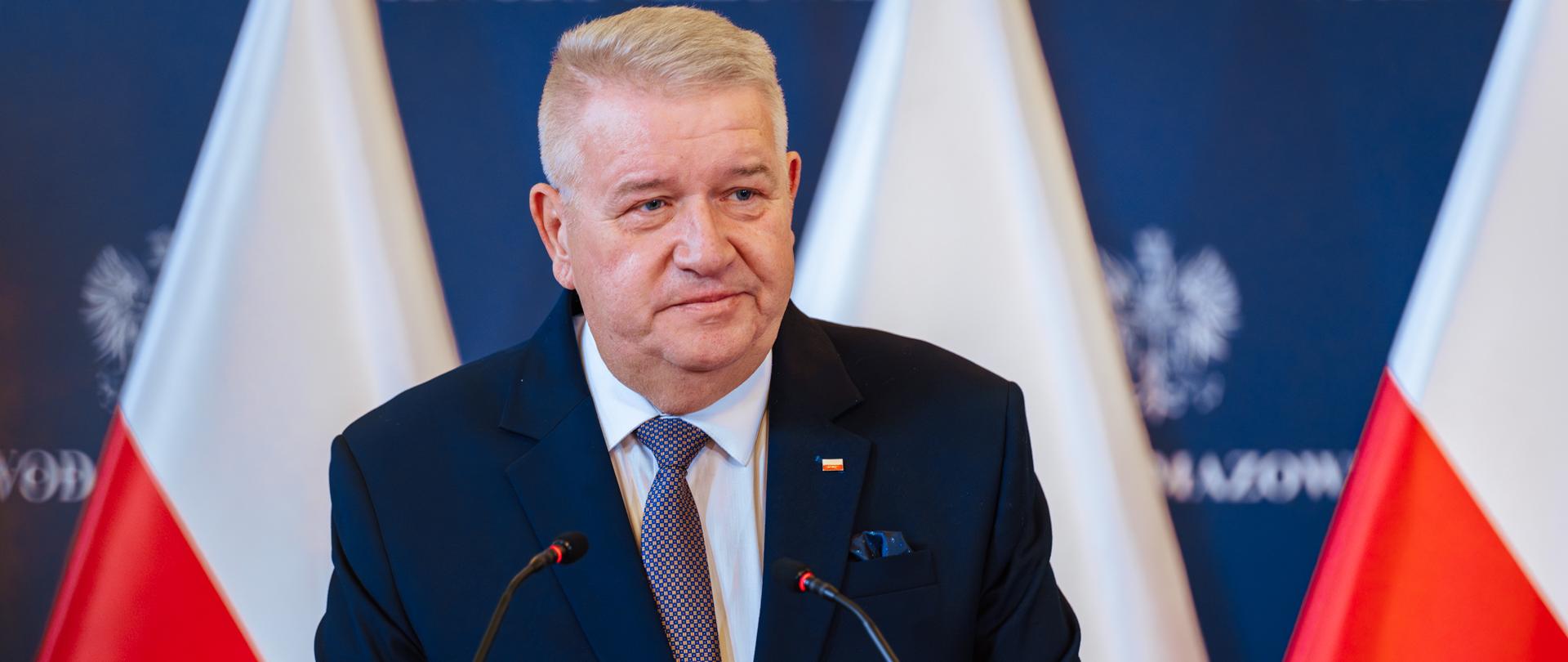 Wicewojewoda Mazowiecki Sylwester Dąbrowski podczas konferencji prasowej dotyczącej wyników ósmej edycji Rządowego Funduszu Polski Ład: Program Inwestycji Strategicznych 