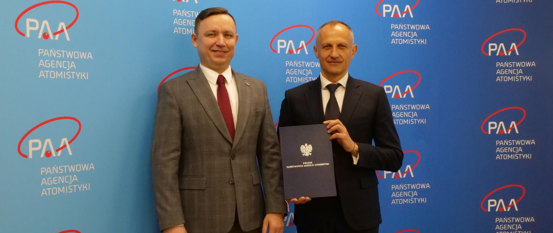 The President of the National Atomic Energy Agency (PAA), Andrzej Głowacki (on the left), handed over the authorisation decision to the President of the Polish branch of IDOM, Marcin Ward (on the right). 