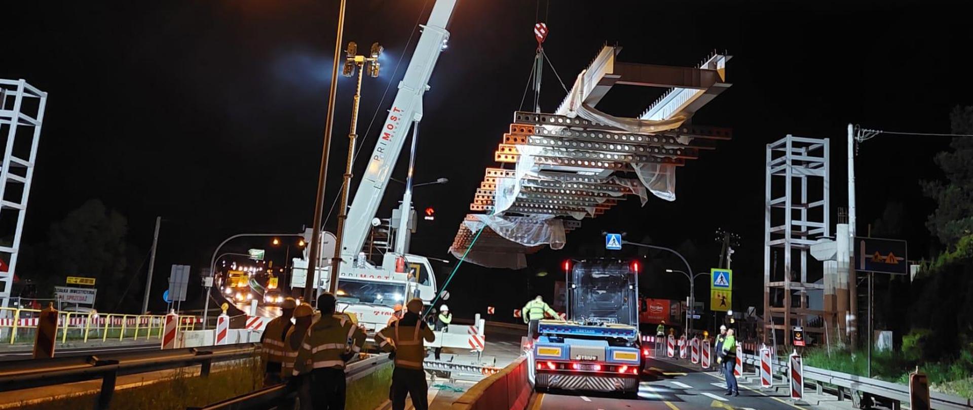 budowa kładki dla pieszych w Mogilanach, dźwig ustawia przęsła kładki na podporach, prace nocną, ruch na zakopiance zatrzymany