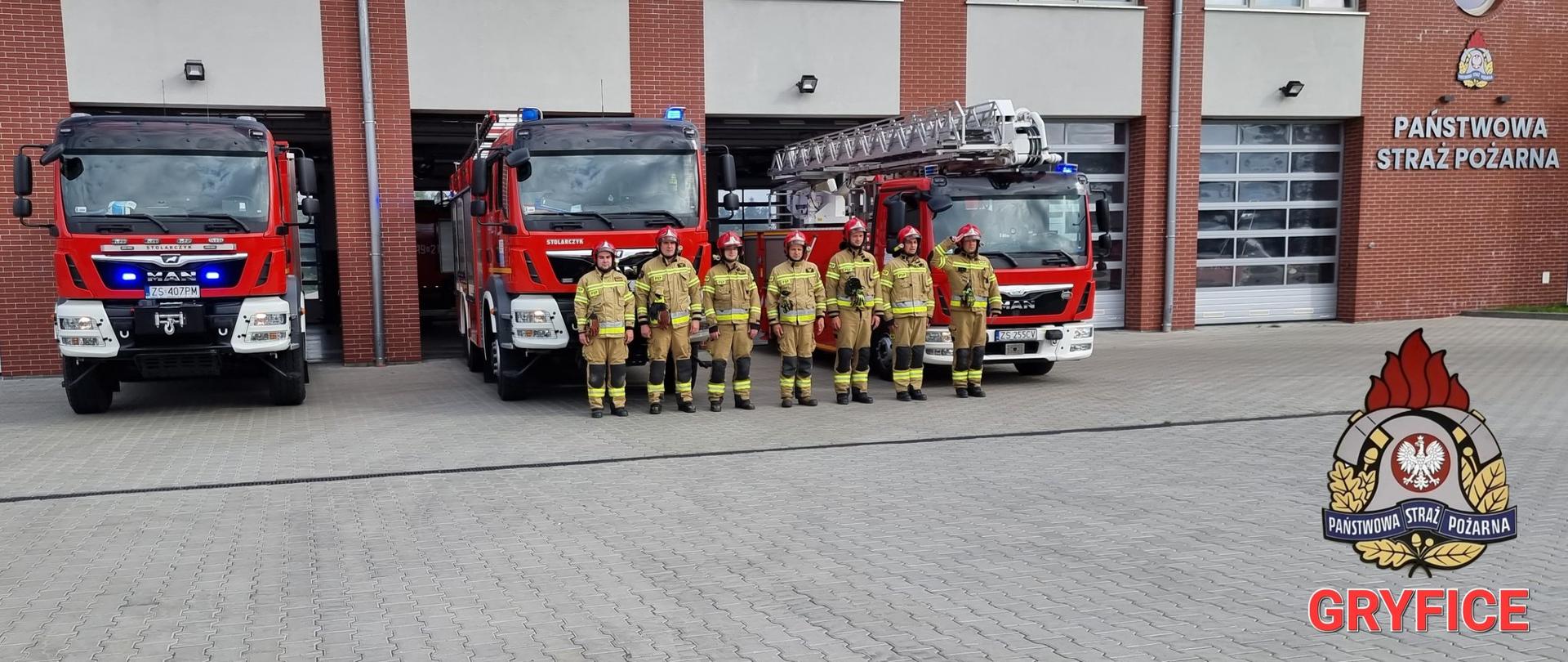 Na zdjęciu widoczna zmiana służbowa JRG PSP Gryfice, w tle samochody gaśnicze