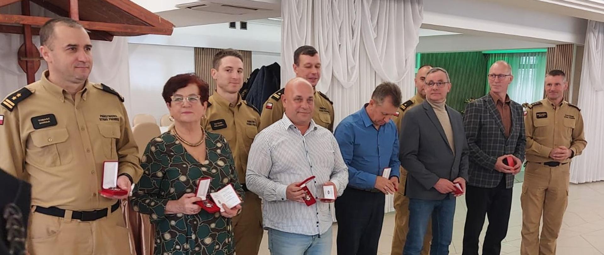 Zdjęcie przedstawia wyróżnionych po wręczeniu odznaczeń. 