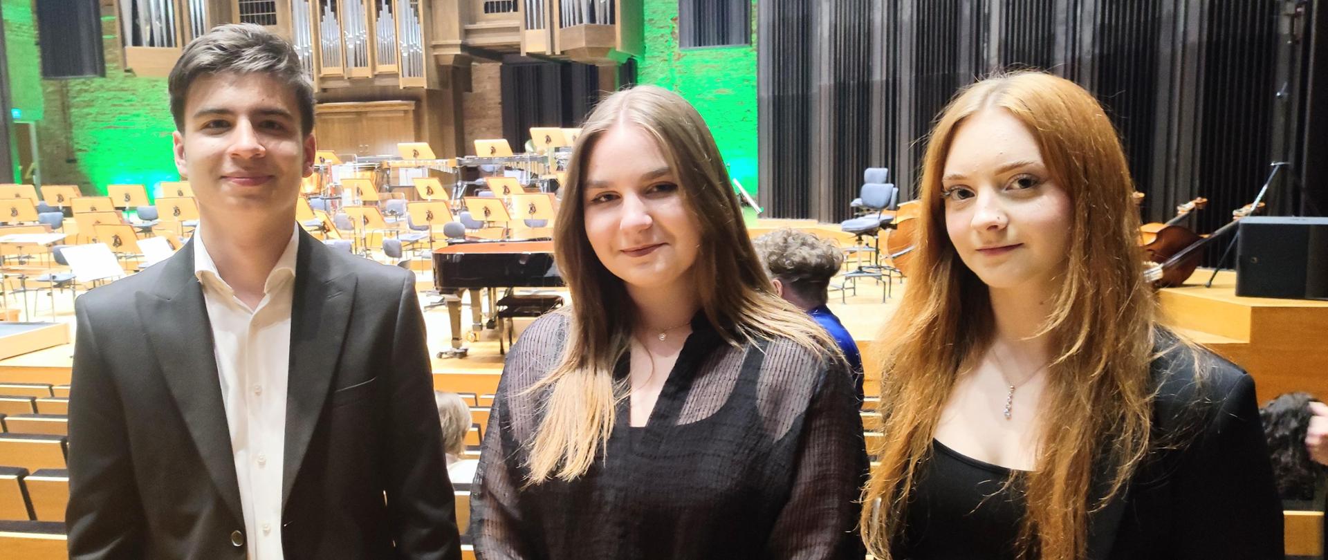 Zdjęcie przedstawia uczniów naszej szkoły na tle sceny w filharmonii lubelskiej