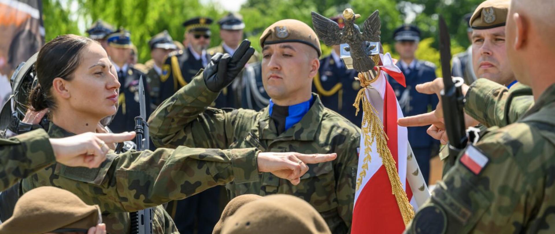 Żołnierze wojsk obrony terytorialnej podczas przysięgi